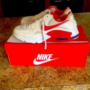 Today we are selling Nike air shoes the version is the Nike court version